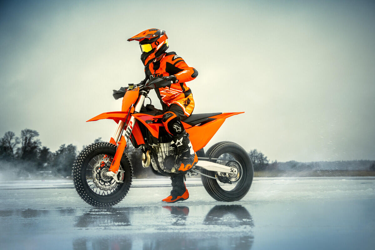 Supermoto: KTM apresenta a nova 450 SMR 2025